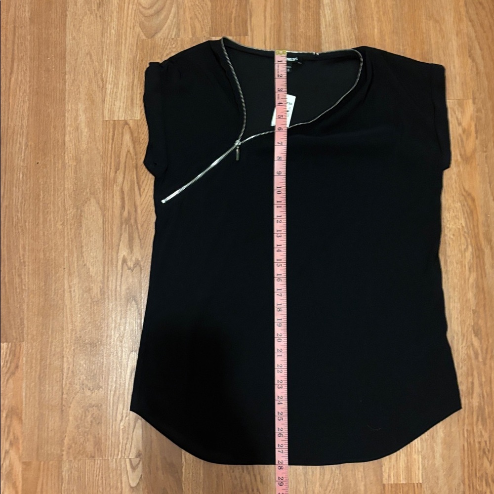 NWT-Express Black Zip-Accent Short Sleeve Top - Picture 4 of 5